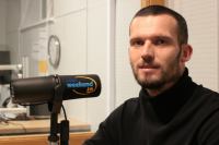 Mowa motywacyjna, ale i odpowiedzi na zabawne pytania koleg&oacute;w z Chojniczanki. Tomasz Boczek w studiu Weekend FM