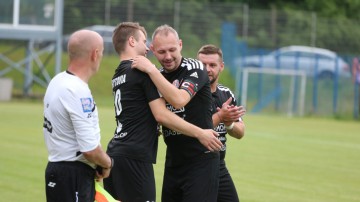 "Byliśmy na ostrym zakręcie". Bytovia Bytów powoli wstaje z kolan. Piłkarze awansowali do IV ligi, a dług klubu stopniał o połowę