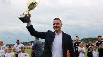 "Byliśmy na ostrym zakręcie". Bytovia Bytów powoli wstaje z kolan. Piłkarze awansowali do IV ligi, a dług klubu stopniał o połowę