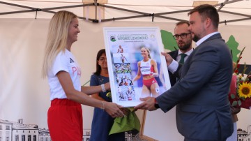 "Brakuje mi słów". Tak Kościerzyna przywitała Weronikę Lizakowską. Mówimy też o trudnych początkach Kolejarza Chojnice w IV lidze