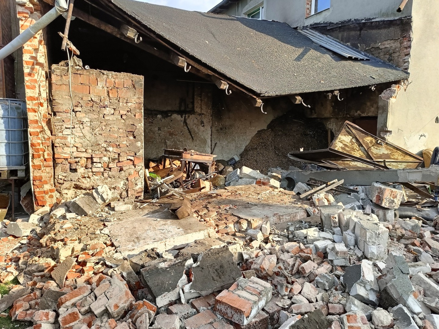 Bysław: Wybuch instalacji wodnej w piecu centralnego ogrzewania. Kotłownia zamieniła się w stertę gruzu