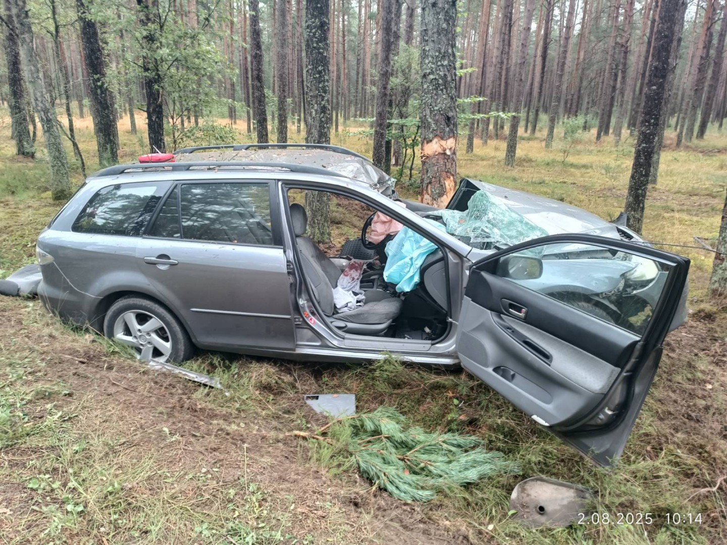 Wypadek w Podlesiu koło Koczały. Auto z czterema osobami uderzyło w drzewo