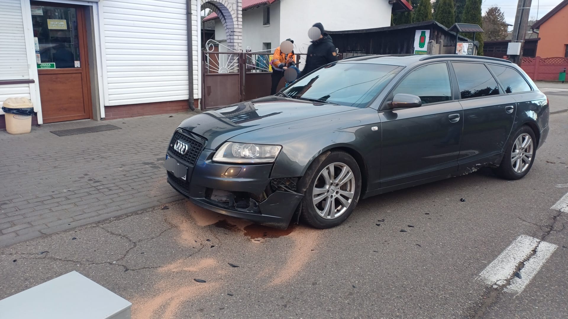 Zderzenie auta i motocykla w Łęgu. "Motocyklista nie dostosował prędkości, stracił panowanie nad pojazdem"