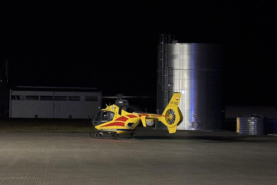 Wypadek przy pracy w zakładzie w Cierzniach, w gminie Debrzno. Dwóch pracowników w szpitalu ze zmiażdżonymi rękami (FOTO)