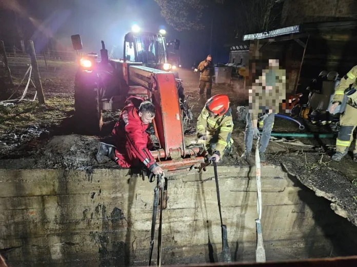 Strażacy uratowali konia, który wpadł do szamba w Zabartowie, w gminie Więcbork. Zwierzęciu nic się nie stało (FOTO)