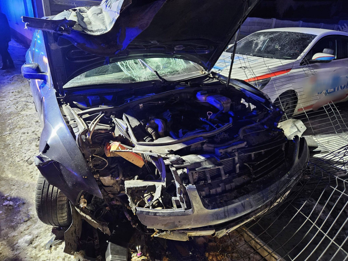Poważny wypadek w Czersku. Pijany kierowca wjechał na chodnik i potrącił matkę z dzieckiem. 25-latek porzucił pojazd, ale jest w rękach policji (FOTO)