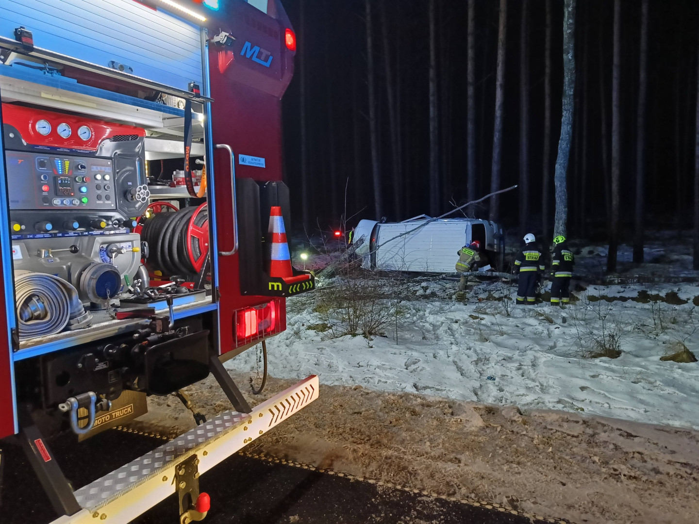 Dachowanie auta dostawczego w rejonie Lubiewic. Kierowca nie miał uprawnień. "Ustalono, że posiada dwa sądowe zakazy kierowania pojazdami"