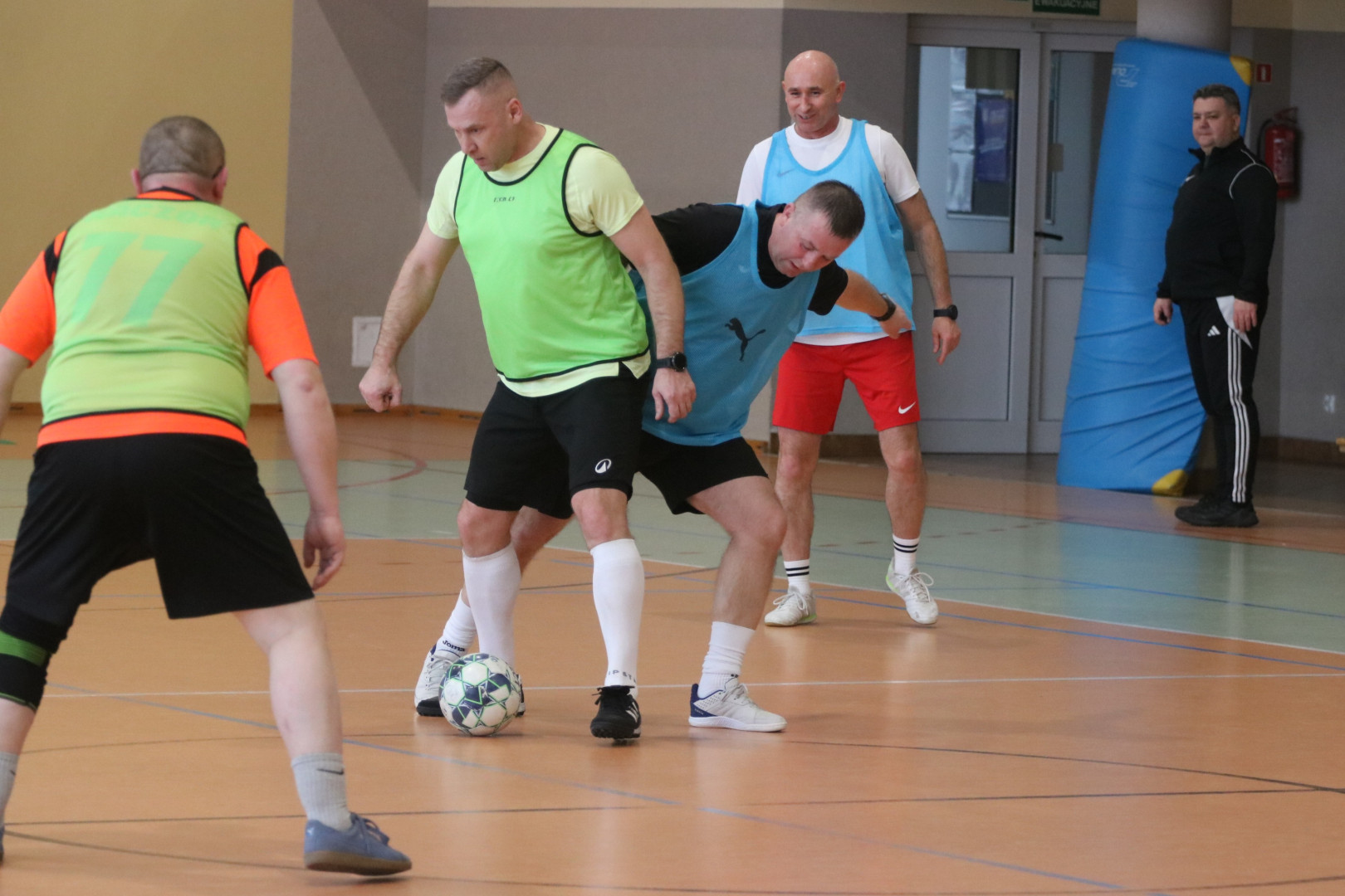 "Nie spodziewałem się, że będzie aż tak fajnie". Posłuchajcie o Walking Futbol Charzykowy, czyli klubie dla tych, co kiedyś za piłką biegali, a teraz chodzą (FOTO)