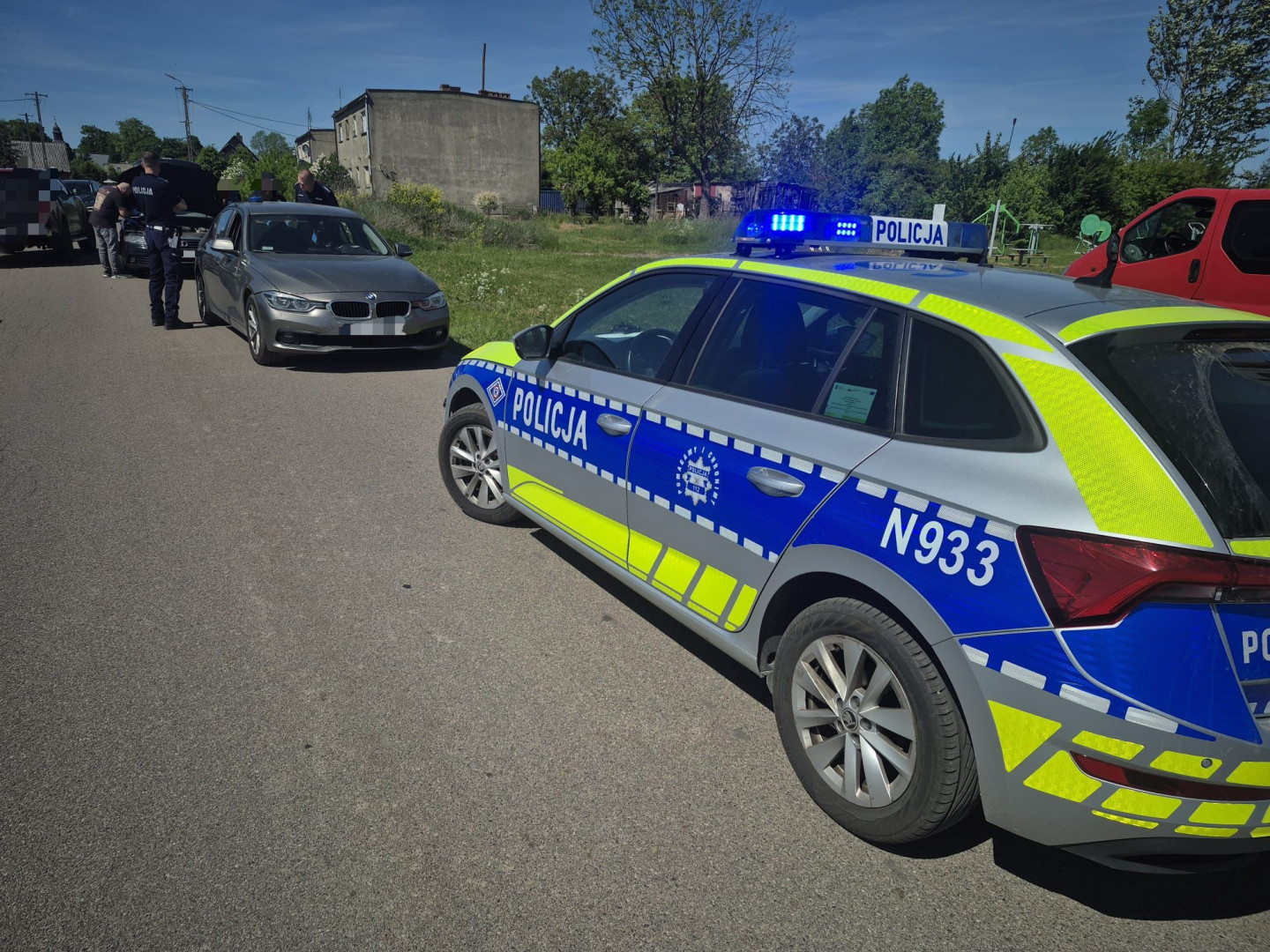 20-latek podejrzany o rozbój zatrzymany po policyjnej obławie w gminie Debrzno. "Przy użyciu przedmiotu przypominającego broń sterroryzował sprzedawczynię"